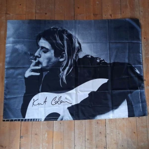 Curt cobain  - En Curt cobain flagga/Tapestry, vet ej exakta storlek men tror ca 100x60, köpt på emp för några år sen men verkar inte finnas kvar