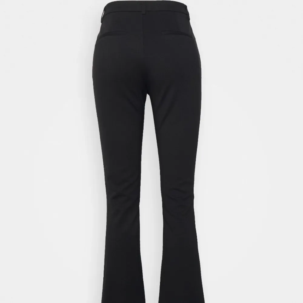 Säljer mina svarta låga utsvängda kostymbyxor från next, då de blivit försmå och då inte kommer till användning. Storleken är 36 m men skulle säga att de är en xs, s, då de är små i storlekarna. . Jeans & Byxor.