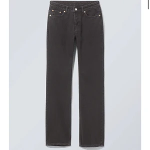 Weekday jeans - Säljer mina svarta mid waist jeans från weekday som tyvärr är lite för korta för mig. Sitter super fint på. Nypris 590kr, använda fåtal gånger. Skriv till mig vid intresse eller fler bilder💗
