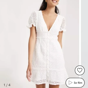 Superfin studentklänning🤍 - Säljer denna otroligt fina studenklänning eller sommarklänning från Nelly😍den är helt oanvänd och säljer pga att jag har köpt en annan🫶nypris: 500kr