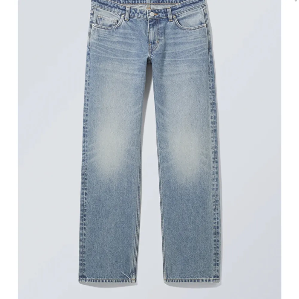 - Lågmidjade jeans från weekday  - I bra skick  - Storlek 24 i midjan och längd 30 - Färg ljusblå  - Köpta för 590kr . Jeans & Byxor.