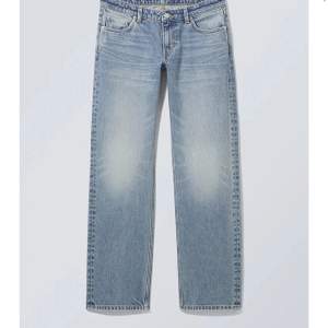 - Lågmidjade jeans från weekday  - I bra skick  - Storlek 24 i midjan och längd 30 - Färg ljusblå  - Köpta för 590kr 