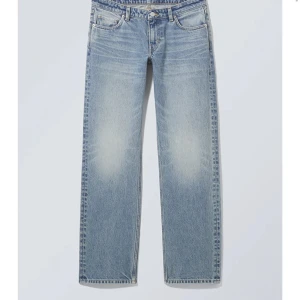 Arrow Low Straight Jeans - - Lågmidjade jeans från weekday  - I bra skick  - Storlek 24 i midjan och längd 30 - Färg ljusblå  - Köpta för 590kr 