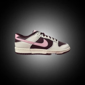 Jordans dunk low night maroon/ medium soft pink - LIMITED EDITION helt nya och oanvända jordans i strl 44,5  valentines day edition 💌 ÄKTA- digitalt kvitto finns 