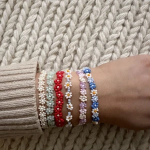 Pärlarmband 🌼💛 - Säljer hemmagjorda pärlarmband.🌼 Kan görs efter egna önskemål på färg, skriv isåfall vad som önskas.🌼Kan köpas i olika storlekar🌼