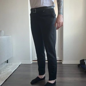 Kostymbyxor Dorothy Perkins - Oanvända kostymbyxor från Dorothy Perkins. Rensar ur min garderob inför våren 🌼. Kika och se om du ser något mer i min profil som du gillar så skickar jag med allt i samma paket! 🤩 