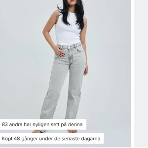 Bikbok grå midwaist jeans - Grå jeans i midwaist! Storlek 27/34 Sitter bra på mig som brukar ha 26/27 men tyvärr för långa. Aldrig använda, endast provat!