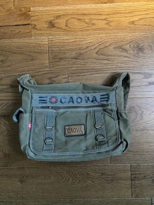 Sidoväska!  - Säljer min gröna sidoväska! Den är i bra skick och har mycket utrymme, skiv gärna vid funderingar! 💕