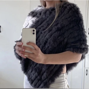 Poncho hollies - äkta kaninpäls, så himla len och lyxig! spårbar&rekomenderad frakt ingår🫦