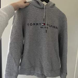 Knappt använd grå hoodie från Tommy hilfiger.  Skriv för fler bilder, köparen står för frakten💗