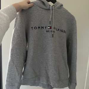 Tommy Hilfiger hoodie - Knappt använd grå hoodie från Tommy hilfiger.  Skriv för fler bilder, köparen står för frakten💗