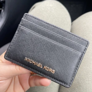 Michael kors korthållare - Korthållare från michael kors. Använd några gånger 