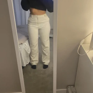 Vita kostymbyxor  - Snygga vita kostymbyxor, hyfsat långa i benen. Endast använda enstaka gång. Köparen står för frakten.
