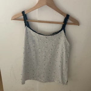 Linne - Linne med spets prickar och hjärtan på