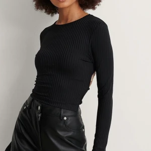 Topp - Supersnygg topp från NA-KD som är använd fåtal gånger. Storlek Xs men passar även mig som vanligtvis har S