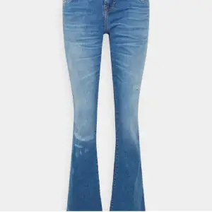 Så fina ltb jeans, modellen Roxy flared jeans. Lågmidjade och bootcut! Aldrig använda. Kan sälja de billigare vid snabb affär