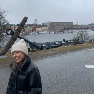 jacka från arket - Säljer denna superfina jackan ifrån arket i storlek xs. Jackan är stor i storleken då jag oftast brukar ha storlek s. Den är endast använd förra vintern men är fortfarande i nyskick utan skador eller liknande. Nypris ca 1800