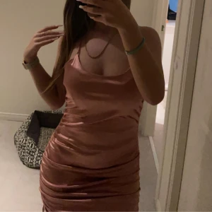 Klänning  - En rosé klänning med prislapp kvar i storlek M. Köptes för 699 och aldrig använt. Säljer för 200 , kom privat vid bilder och frågor❤️och man kan justera sidorna då det finns band. Klänningen är från Giorgia