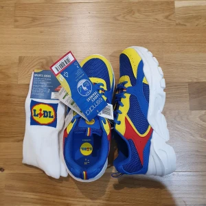 LIDL skor+strumpor STL 39 - Säljer storlek 39 Skor + strumpor från lidl