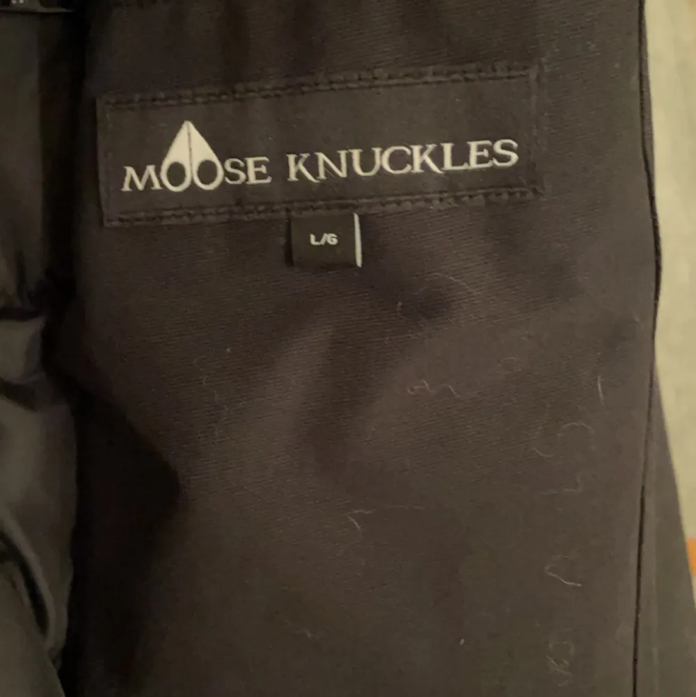 Moose knuckles jacka i storlek L passar M/L, köpt augusti 2019 från länna sport. Endast testad och aldrig använd, den är alltså i helt nyskick. Äkta päls både i kragen och i bollarna, luvan går även att ta bort. Kan tänka mig sänka priset vid snabb affär. Jackor.