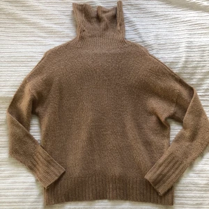 Stickad beige polo tröja  - Stickad beige polo tröja strlk S funkar även för M.