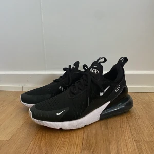 Nike Air Max 270 - Storlek 40  Använda någon enstaka gång så i väldigt bra skick✨ Köparen står för frakten🤍 