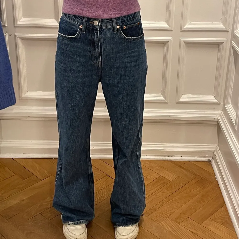 Mörkblå jeans från Urban outfitters! Baggy men sitter bra vid midjan👍🏼. Jeans & Byxor.