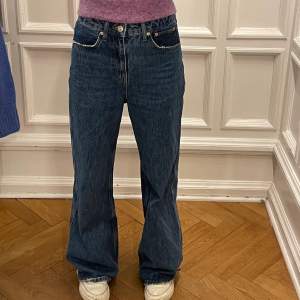 Mörkblå jeans från Urban outfitters! Baggy men sitter bra vid midjan👍🏼