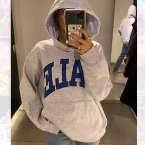 Retro hoodie💘😫 - Säljer denna retro hoodie i storlek m, (passar även L) väldigt oversized och sitter snyggt!!🤩 Perfekt nu till vintertider! Enda defekten är att den är lite sliten på texten men jag personligen tycker bara de ger ännumer känsla till att den är vintage! ⭐️