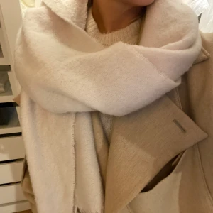 Trendig halsduk - Säljer denna trendiga halsduk! Säljer pga har två likadana!