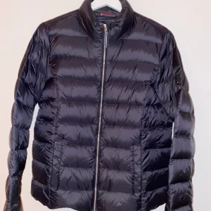 Tommy hilfiger jacka - Helt oanvänd Tommy hilfiger jacka, passar perfekt nu till hösten. Passar även bra som ett mellanlager under vintern. Storlek L men passar även en M