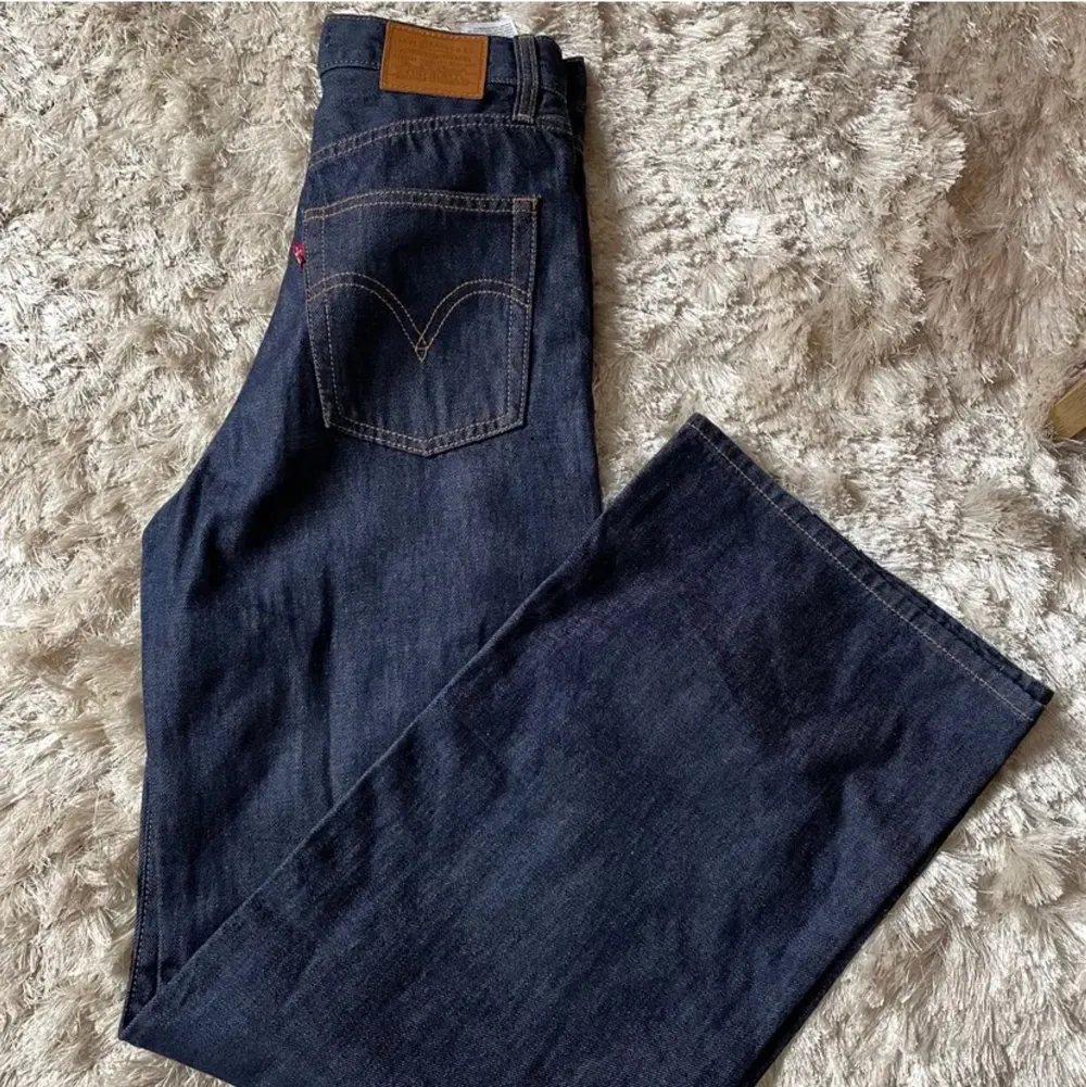 Säljer dessa superfina Levi jeans som tyvärr inte passade mig💙 de är insydda med ca 1cm i midjan hos skräddaren, skicka för fler bilder! Superfint material och unik färg. Jeans & Byxor.