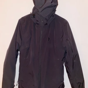 Peak performance skidjacka - Perfekt skidjackan som passar till alla tillfällen. Använd 1 gång, nyskick Nypris ca 4500-5000kr Storlek L men passar även en M Kan mötas upp i Stockholms området, om du vill ha den skickad står du för frakten