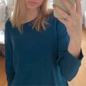 Långärmad från Zara - Skön långärmad stickad tröja från Zara. Går inte att få tag på längre. Har inga slitningar på sig. Kan mötas upp i Malmö och Lund🤗