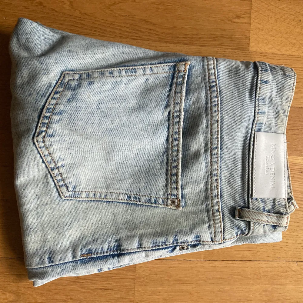 Höga mom jeans från mango. I mycket bra skick! Inga tydliga defekter 👖 Storlek 34/XS. Jeans & Byxor.