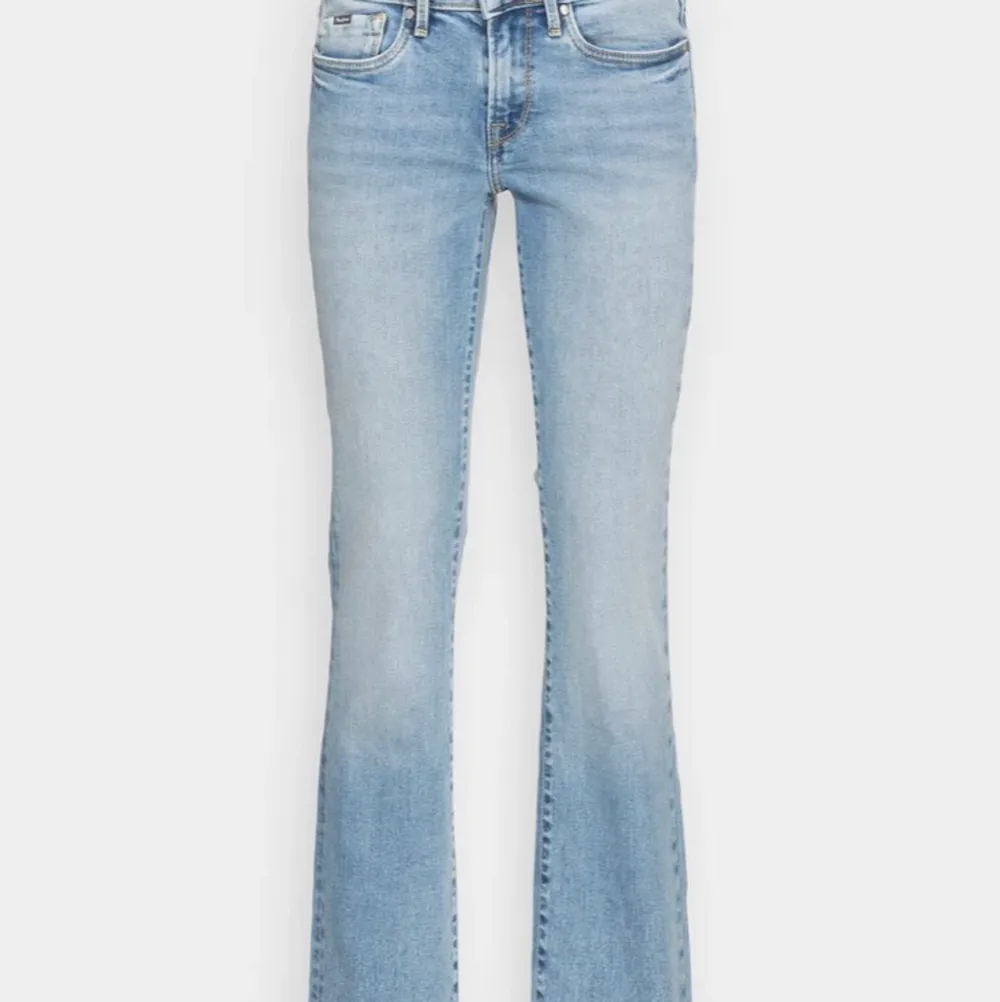 Super fina bootcut jeans ifrån pepe💗helt nya o dom är i storlek 26/32 men passar oxå 25 o 27 eftersom att dom är ganska stretchiga👌🏻köpt för ca 800 kr. Jeans & Byxor.