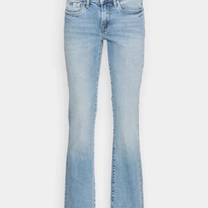 Pepe jeans bootcut - Super fina bootcut jeans ifrån pepe💗helt nya o dom är i storlek 26/32 men passar oxå 25 o 27 eftersom att dom är ganska stretchiga👌🏻köpt för ca 800 kr