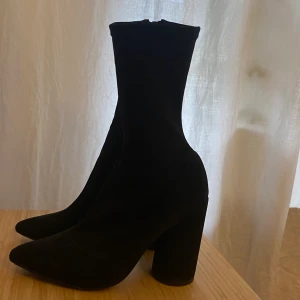 Nelly klackskor strl 38 - Klackar i väldigt bra skick. Använda bara en gång. 