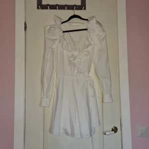 Vit volangklänning - Kom aldrig till användning men den är så fin!