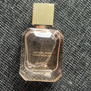 Michael kors  - Det är en parfym som jag har använt fåtal gånger. Luktar som blomma 