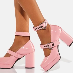  LAMODA Rosa Platform klackar med hjärtan 💕 - Säljer världens sötaste La Moda skor i rosa lack med remmar och hjärtformade spännen, endast prövade inomhus utan repor eller skador! Nypris 78£ (ca 1000kr) Skickas i originalkartong med kvitto. Obs sista bilden är ej repa endast från blixten på kameran🥰✨