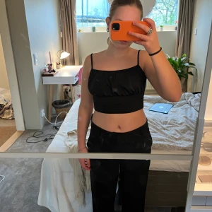 Svart Topp H&M - Söt svart topp från h&m. Säljer då den inte kommer till användning längre. Slutsåld på hemsidan. Postar med frakt som kostar 13kr. Skriv privat vid fler frågor eller ifall ni vill ha fler bilder💗