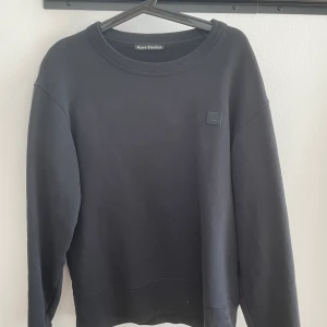 Acne Sweatshirt S - Skick: 9/10 Använd fåtal gånger Färg: Svart Frakt sker via instabox