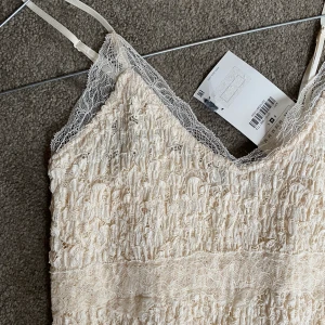 Zara klänning  - Vacker sommar klänning från Zara.  Aldrig använd  Säljer för att den kommer inte till användning. Den är i storleken M men passar S