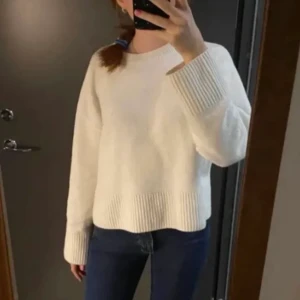 Vit stickad - Säljer denna skit fina trendiga tröja från & other stories. Vit och rak passform med perfekt längd. Nypris 450kr säljer för 250kr☺️ skriv vid frågor eller funderingar☺️ 