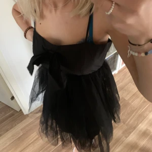 Klänning - Jättesöt klänning från trendyol, köpt på zalando i storlek 34❤️‍🔥❤️‍🔥 aldrig använd!! Jättesnygg till nyår eller annat🤩