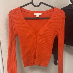 Topp  - Röd topp från H&M, perfekt för julen, jätte skönt material och strechig tröja, passar storlek S, frakt 45kr 🤍