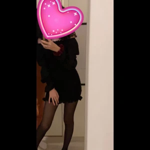 Svart klänning  - Svart jätte fin klänning från asos, svart offshoulder med draperat tyg! 