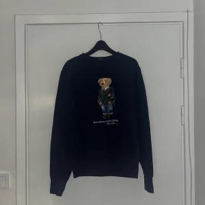 Polo Ralph lauren  - En polo Ralph lauren sweatshirt i storlek S , använd några fåtal gånger så skicket är bra. Köparen fått för frakt
