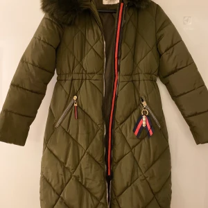 Vinterjacka  - Ny vinterjacka, använt bara tre gånger